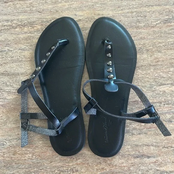 Universal Threads Kylianne Thong T Strap Black Studded Rivet Sandals ~ 7 - Picture 2 of 6